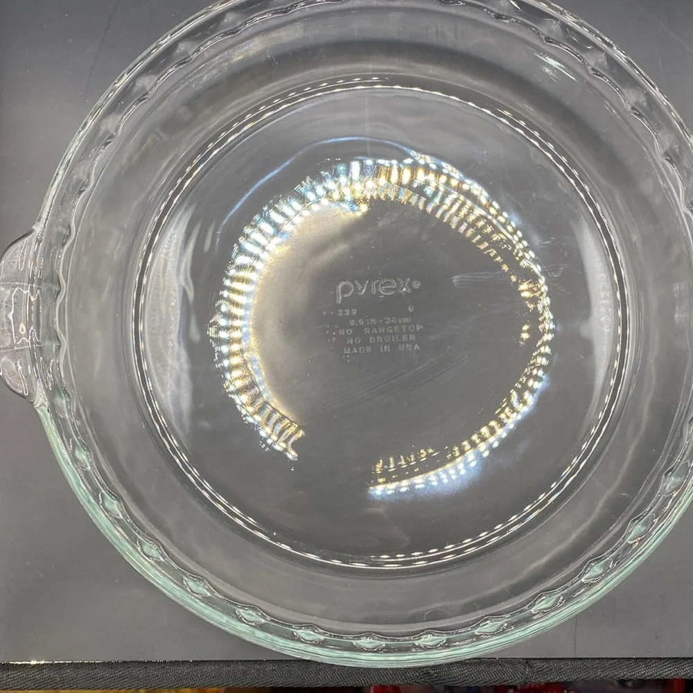 Pyrex scalloped edge pie pan. # 229 9.5” made in the USA excellent condition